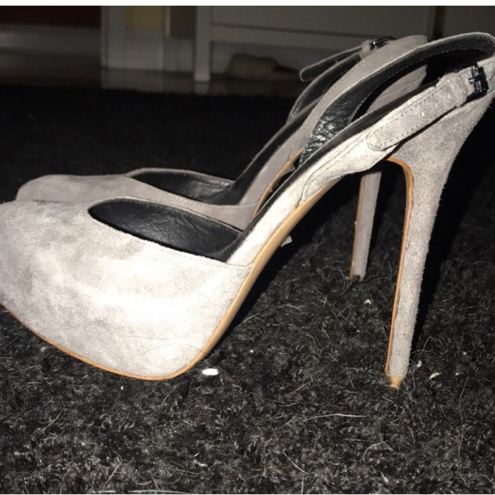 Ellie tahari heels